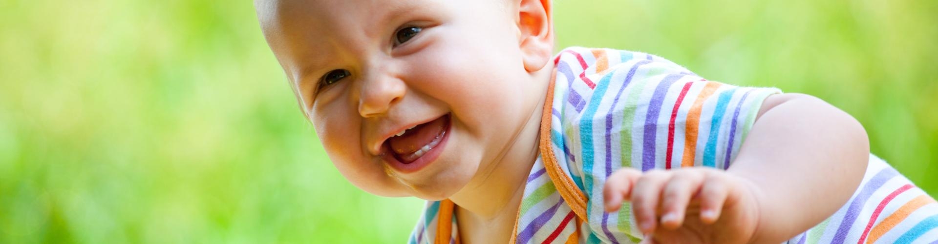 Baby im bunten Strampelanzug
