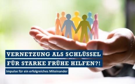 Einladung zum Netzwerktreffen Frühe Hilfen 2026 Eine Kette aus bunten Papiermenschen wird von einer Hand getragen.