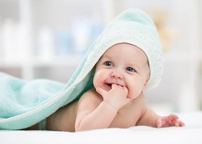 Baby mit Handtuch