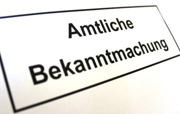 Detail eines Papiers mit dem Aufdruck "Amtliche Bekanntmachung"