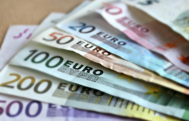 In Nahaufnahme sind aufgefächerte Euroscheine in aufsteigender Reihenfolge zu sehen. Von jedem Geldschein von 500 bis fünf Euro ein Exemplar. 
