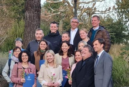 Preisverleihung Inklusionspreis 2024 Auf dem Bild sind die Gewinner des Inklusionspreises 2024 zusammen mit dem Behindertenbeauftragten Dieter Johne und dem Landrat Zeno Danner zu sehen. Das Foto wurde auf der Mainau am Café Vergissmeinnicht aufgenommen. Bildnachweis: Christina Caliman