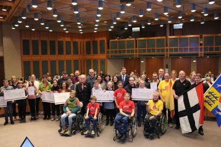 Preisverleihung Inklusionspreis 2019 Die Preisträger des Inklusionspreises 2019 posieren gemeinsam mit der Jury und Landrat Zeno Danner bei der Preisverleihung im Landratsamt. Alle stehen in einer Gruppe und die Preisträger zeigen ihre Urkunden.