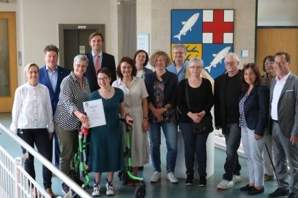 Die Preisträger, die Jury sowie Sozialdezernent Stefan Basel und Landrat Zeno Danner zeigen sich gemeinsam im Landratsamt und präsentieren ihre Urkunde für den Inklusionspreis 2019.