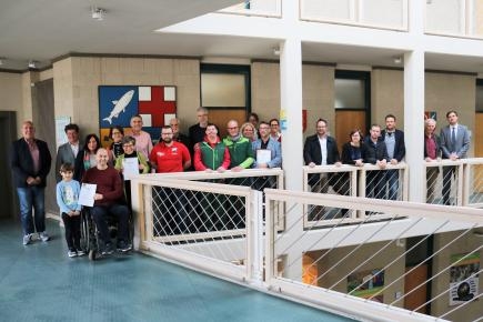 Die Preisträger, die diesjährige Jury sowie der Sozialdezernent und der Landrat präsentieren sich gemeinsam nach der Preisverleihung zum Inklusionspreis. Sie stehen nebeneinander zeigen ihre Urkunden.