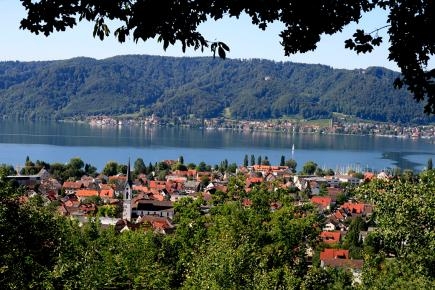 Blick auf Bodman-Ludwigshafen, der See im Hintergrund