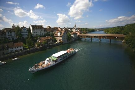 Passagierschiff auf dem Rhein vor der Stadtansicht Gailingens