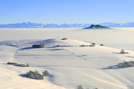 Verschneite Landschaft bei Watterdingen, im Hintergrund die Alpen