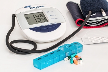 Blutdruckgerät, Tabletten, Medizin auf einem Tisch 