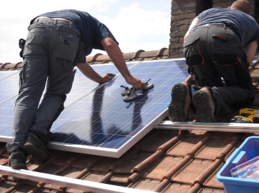 Solarplatten werden auf einem Dach angebaut