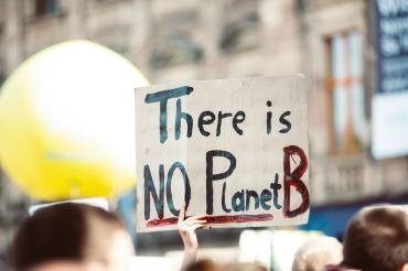 Plakat mit der Aufschrift "There is no planet B"