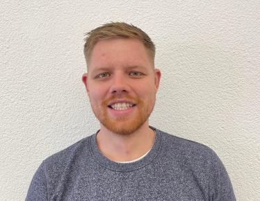 Junger Mann, lächelnd