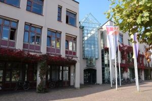 Aussenansicht des Landratsamts in Konstanz. Eingang des Hauptgebäudes am Benediktinerplatz..