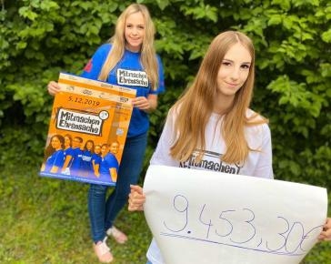 Zwei Schülerinen zeigen Plakate