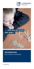 Flyer Titelbild Junge sitzt traurig an Tisch
