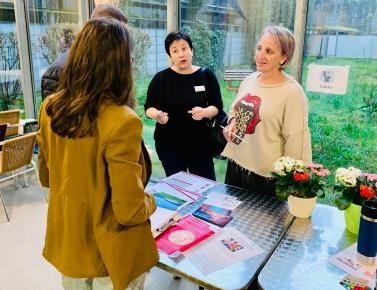 drei Frauen stehen im Gespräch beieinander