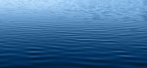 Blick auf ruhige, blaue Wasseroberfläche