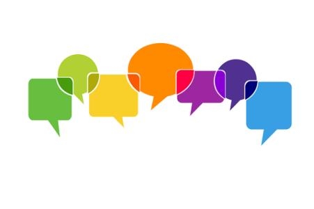 Blick auf technologische Spiegel und Menschen in Laborkitteln