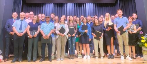 Abschlussklasse Stockach bei der Zeugnisübergabe Gruppenfoto von Schülerinnen und Schülern der Abschlussklasse Stockach, die ihre Zeugnisse erhalten haben.