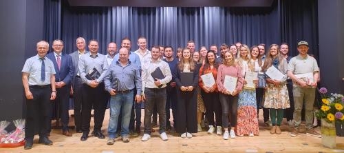 Abschlussklasse Sigmaringen bei der Zeugnisübergabe Gruppenfoto von Schülerinnen und Schülern der Abschlussklasse Sigmaringen, die ihre Zeugnisse erhalten haben.