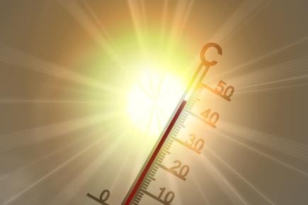 Symbolbild: gelbe Sonne mit Strahlen hinter Thermometer und 40°C Anzeige
