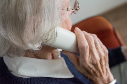 Seniorin am Telefon Seniorin am Telefon