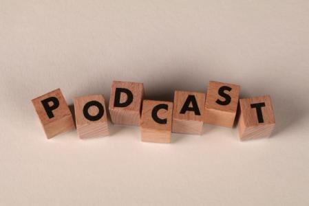 Buchstabenwürfel bilden das Wort Podcast