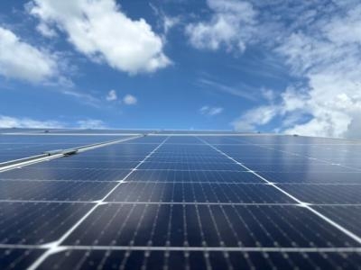 Blick über Photovoltaik-Paneel Richtung blauer Himmel