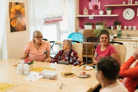 Mehrere Personen an einem Esstisch
