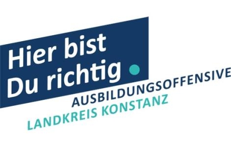 weiße und bunte Schrift auf blauem und weißem Untergrund