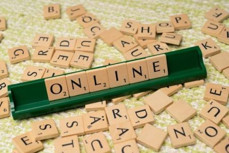 Spielsteine mit Buchstaben bilden das Wort online