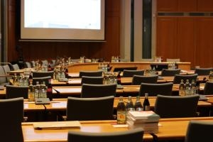Stühle und Tische im großen Sitzungssaal des Landratsamtes Konstanz
