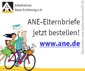 Bestellung von ANE-Elternbriefen Dieses Bild enthält das Logo des Arbeitskreises Neue Erziehung und die Information, dass die Elternbriefe mit Klick auf das Banner bestellt werden können. Eine Illustration einer Familie auf einem Fahrrad mit Post in der Hand befindet sich am rechten Bildrand.